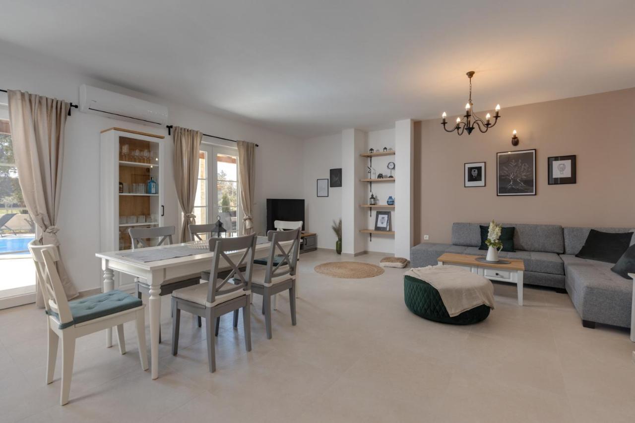 נין Villa Mediterra Prima מראה חיצוני תמונה
